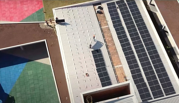 ASSISTA UMA INSTALAÇÃO DE ENERGIA SOLAR EM UMA ESCOLA